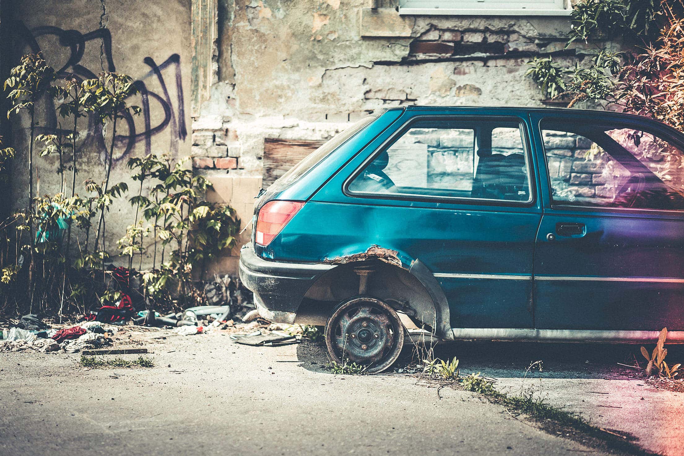old-broken-and-abandoned-car_free_stock_photos_picjumbo_DSC04104-2210x1473