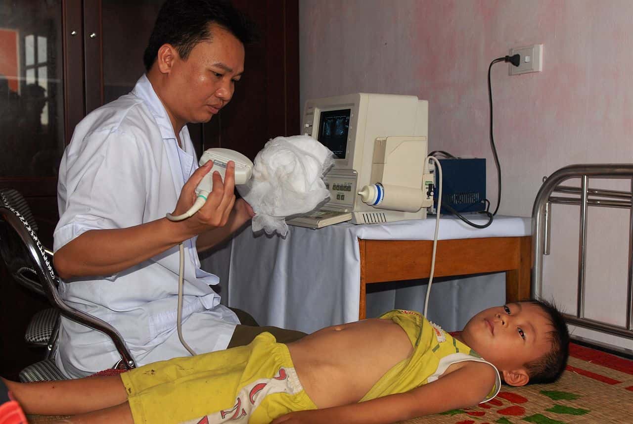 1280px-Abdominal_ultrasound_examination