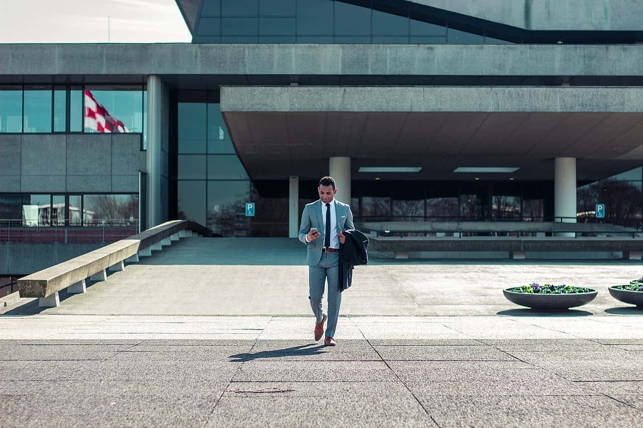 1280px-Businessman_leaving_the_office_(Unsplash)
