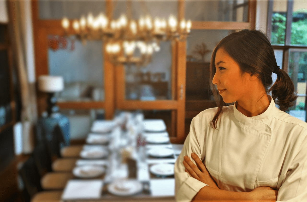 1280px-Chef_Pam_stands_in_front_of_the_Table_her_restaurant
