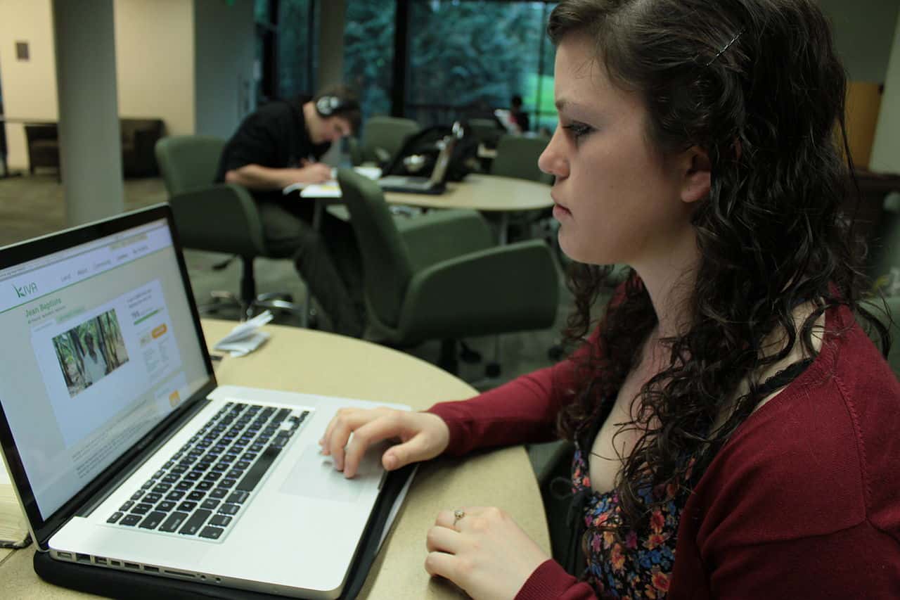 1280px-College_student_uses_kiva,_and_illustrates_how_individuals_can_make_small_donations_