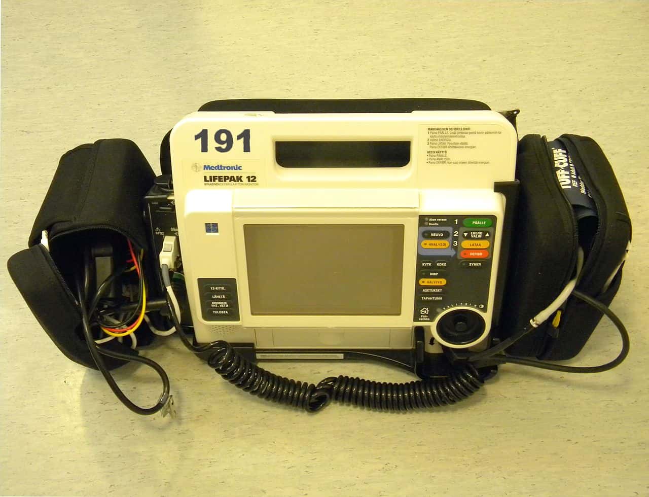 1280px-Defibrillator_monitor_Lifepak_12