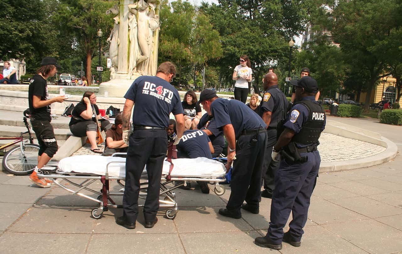 1280px-EMTs_and_Paramedics_treating_a_man_-_Washington_DC_-_2007-07-15