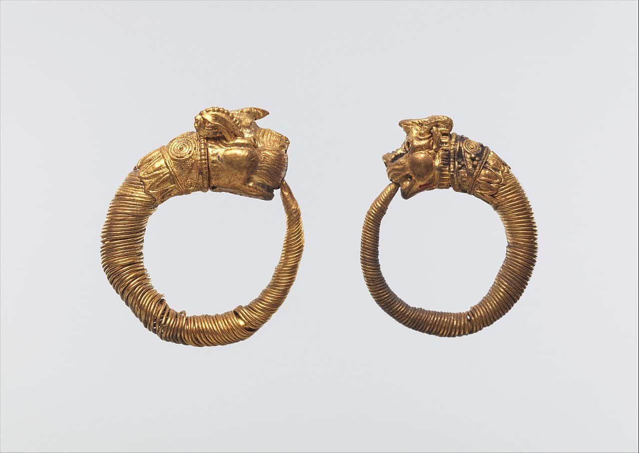 1280px-Earring_with_lion-griffin_head_terminal_MET_DP356225
