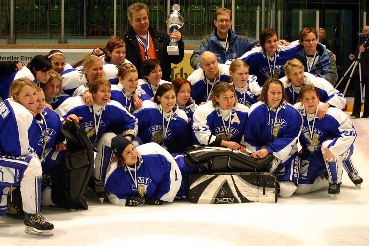 1280px-Finland_national_women's_ice_hockey_team