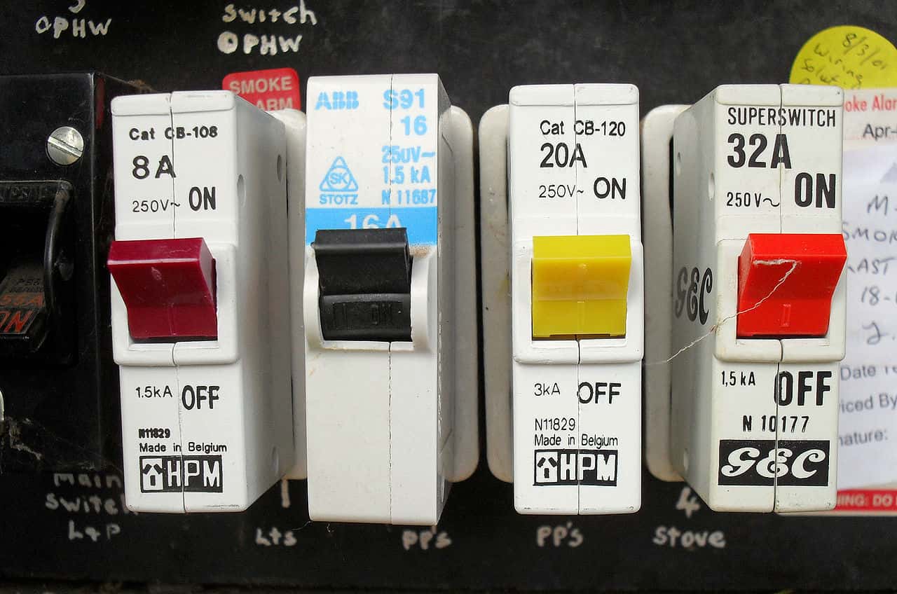 1280px-Four_1_pole_circuit_breakers_fitted_in_a_meter_box