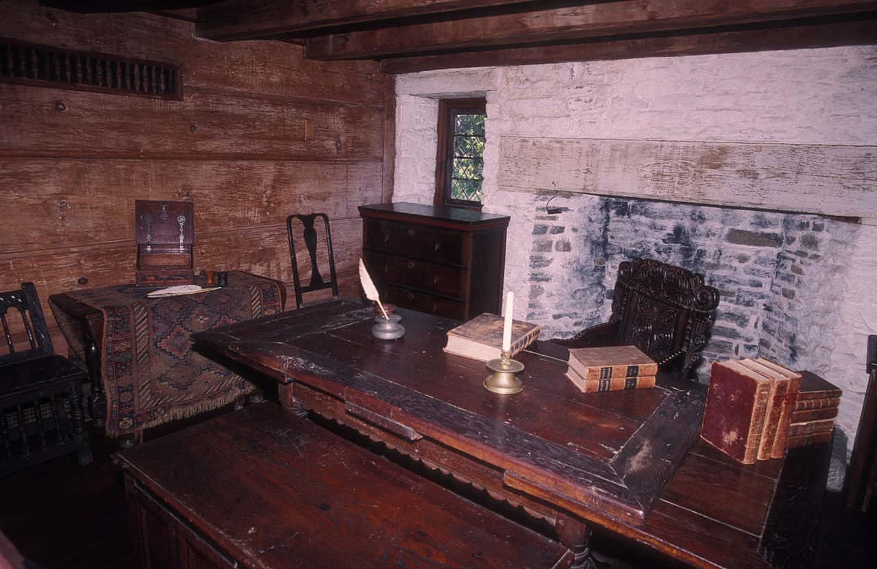 1280px-HENRY_WHITFIELD_HOUSE_INTERIOR,_GUILDFORD,_CT