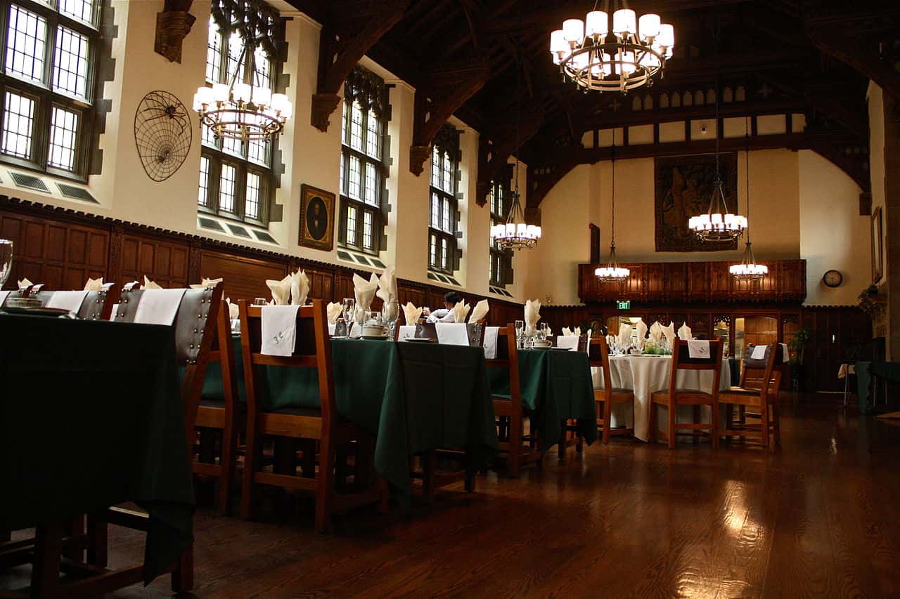 1280px-JE_Dining_Hall_set_up_for_Senior_Dinner