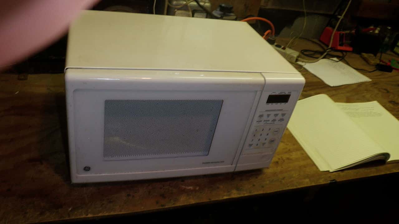 1280px-Microwave_oven,_front