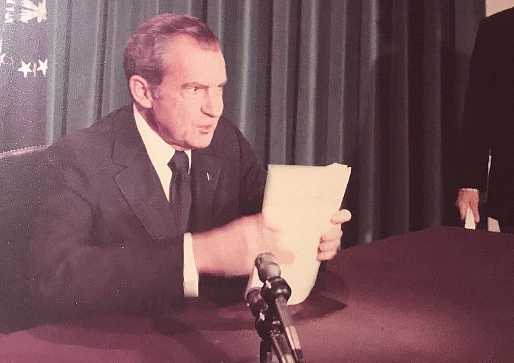 1280px-Nixon_Resignation_Speech_1974_with_Alvin_Snyder