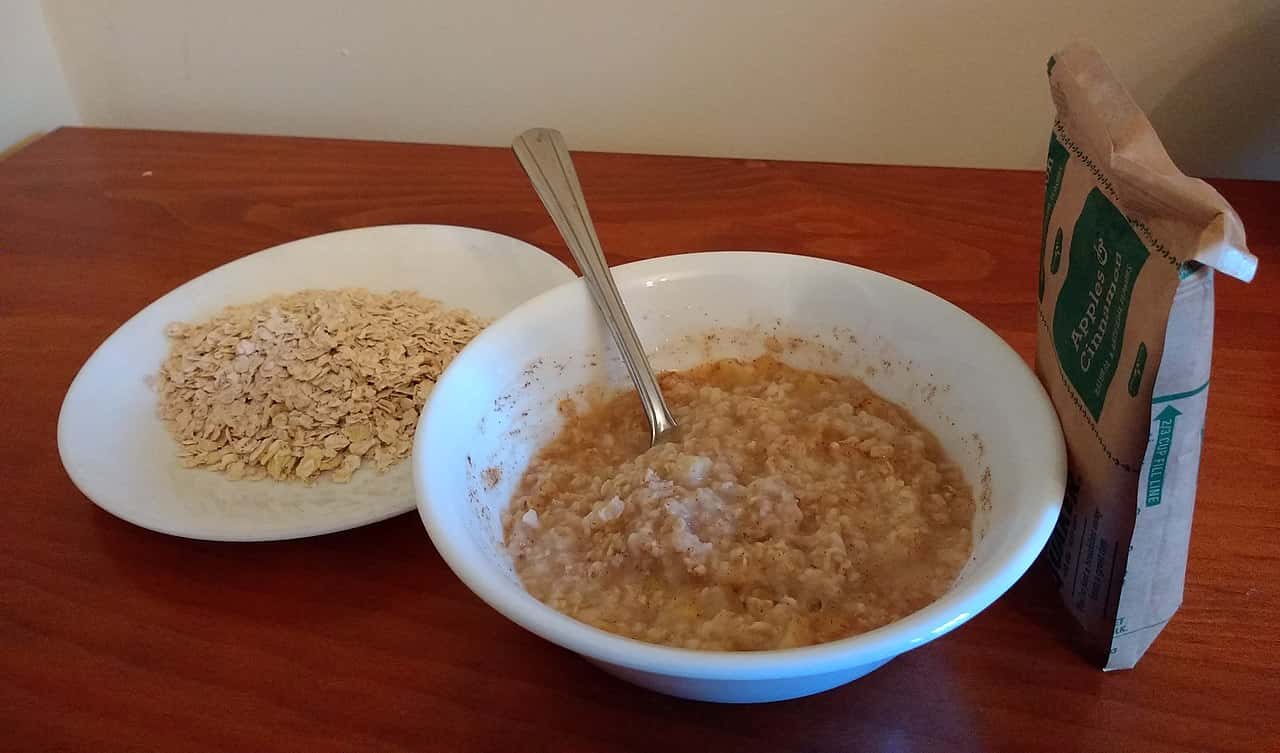 1280px-Quaker_apples_&_cinnamon_instant_oatmeal_2