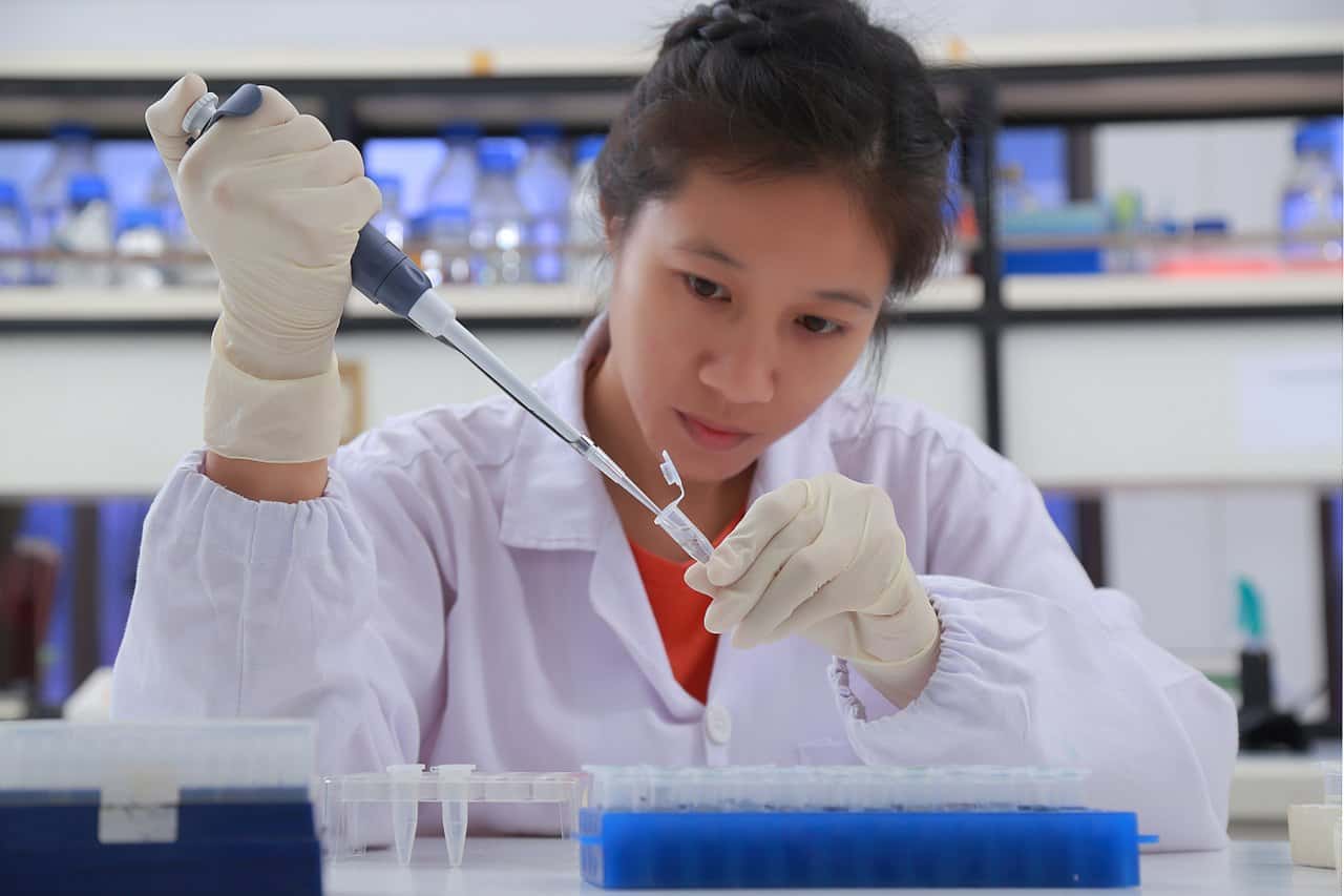 1280px-Scientists_are_working_in_the_lab.14