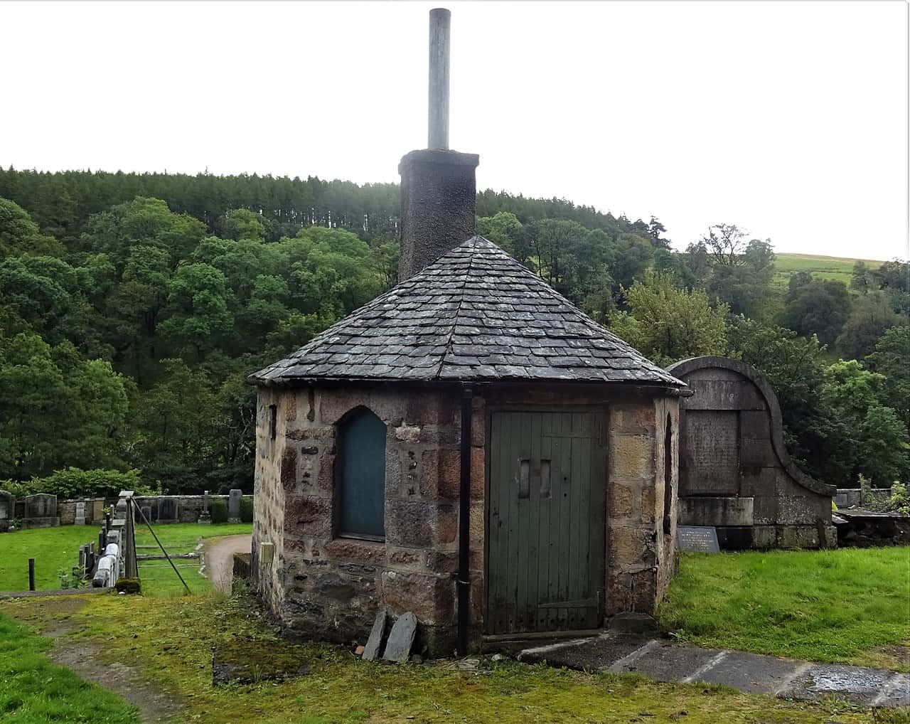 1280px-St_Mortlach_Church,_Dufftown._View_of_the_anti-_grave_robbing_guard_house