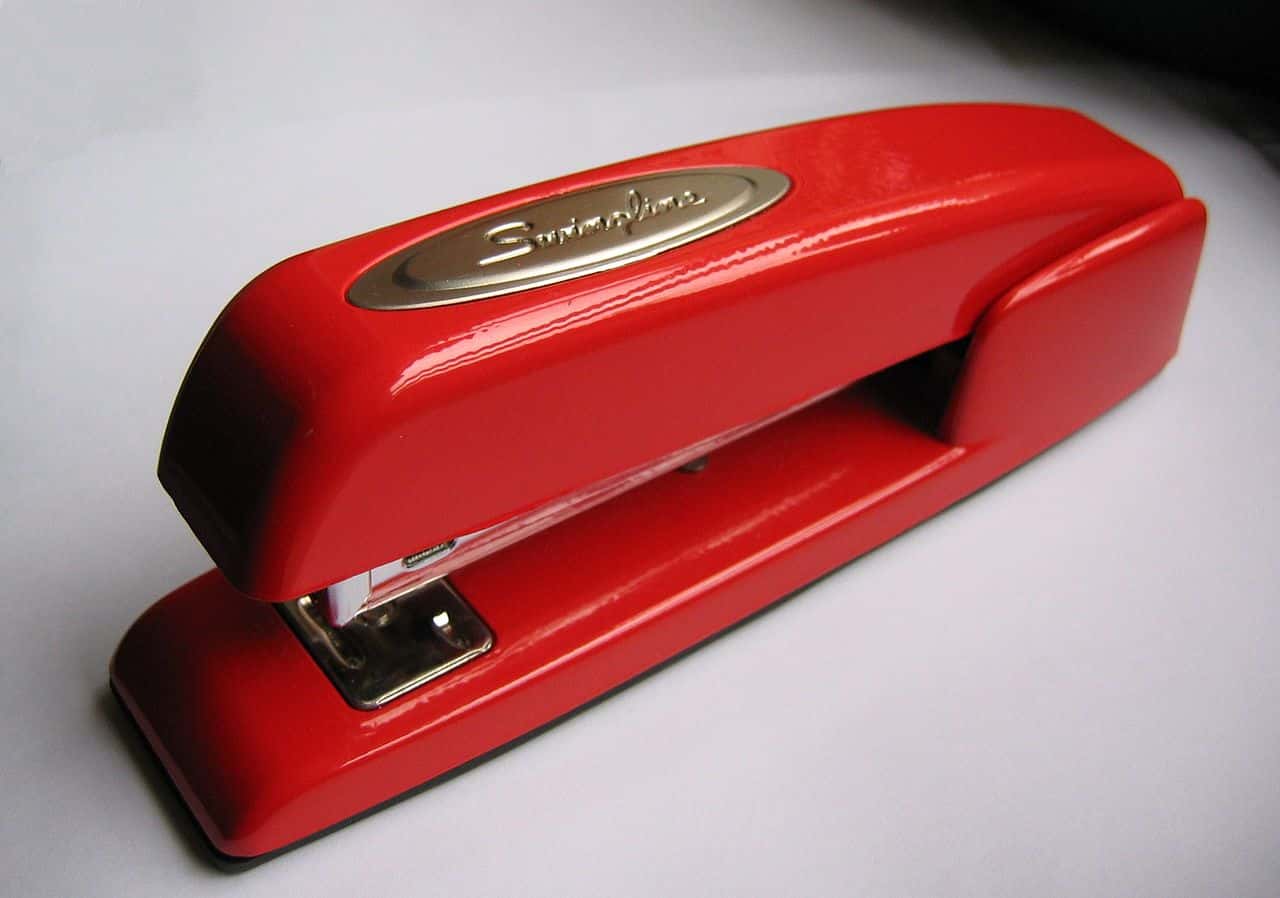 1280px-Stapler-swingline-red