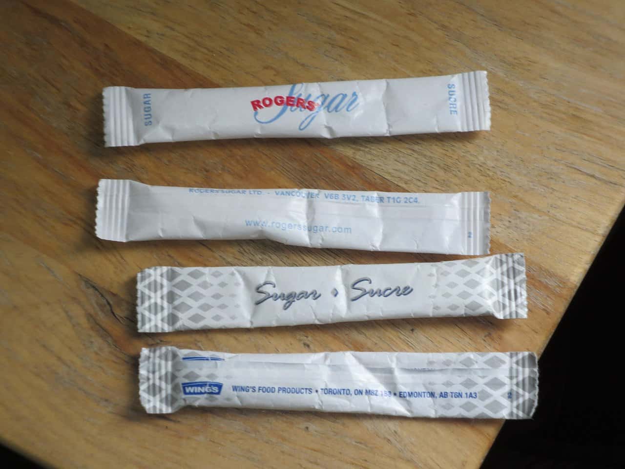 1280px-Sugar_packets