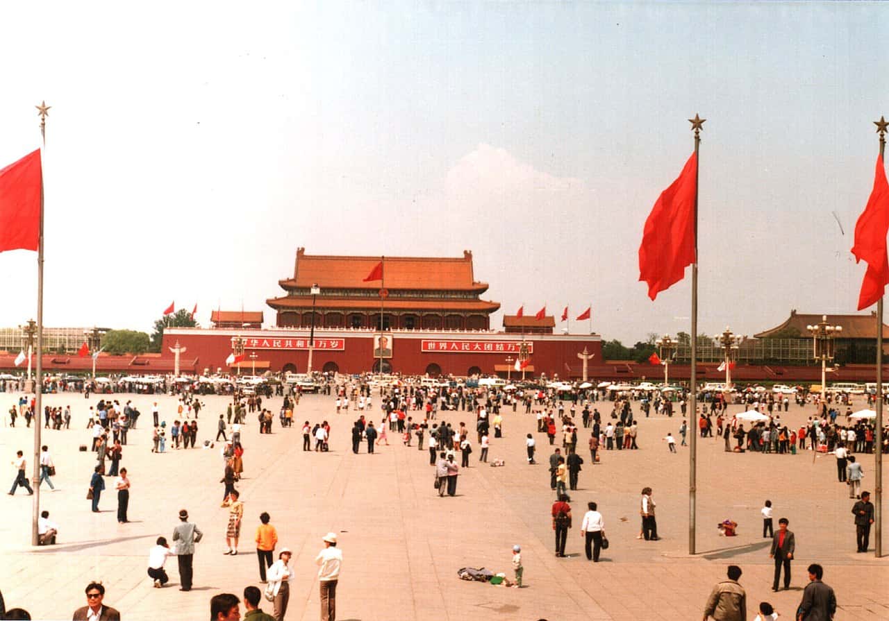 1280px-Tiananmen_Square,_Beijing,_China_1988_(1)