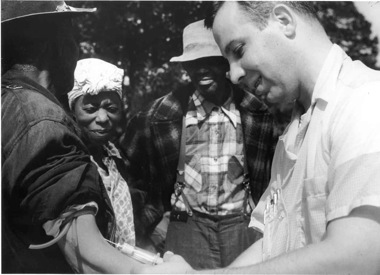 1280px-Tuskegee-syphilis-study_doctor-injecting-subject