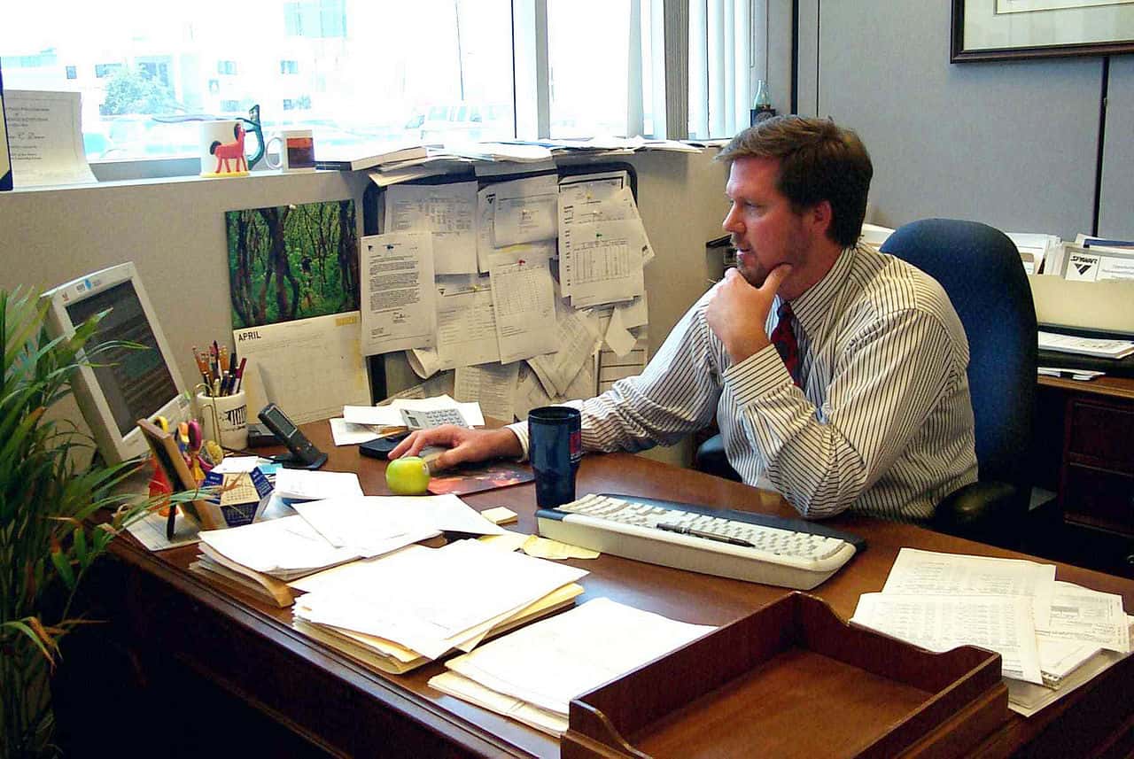 1280px-US_Navy_020614-N-0552D-001_SPAWAR_award_winning_employee