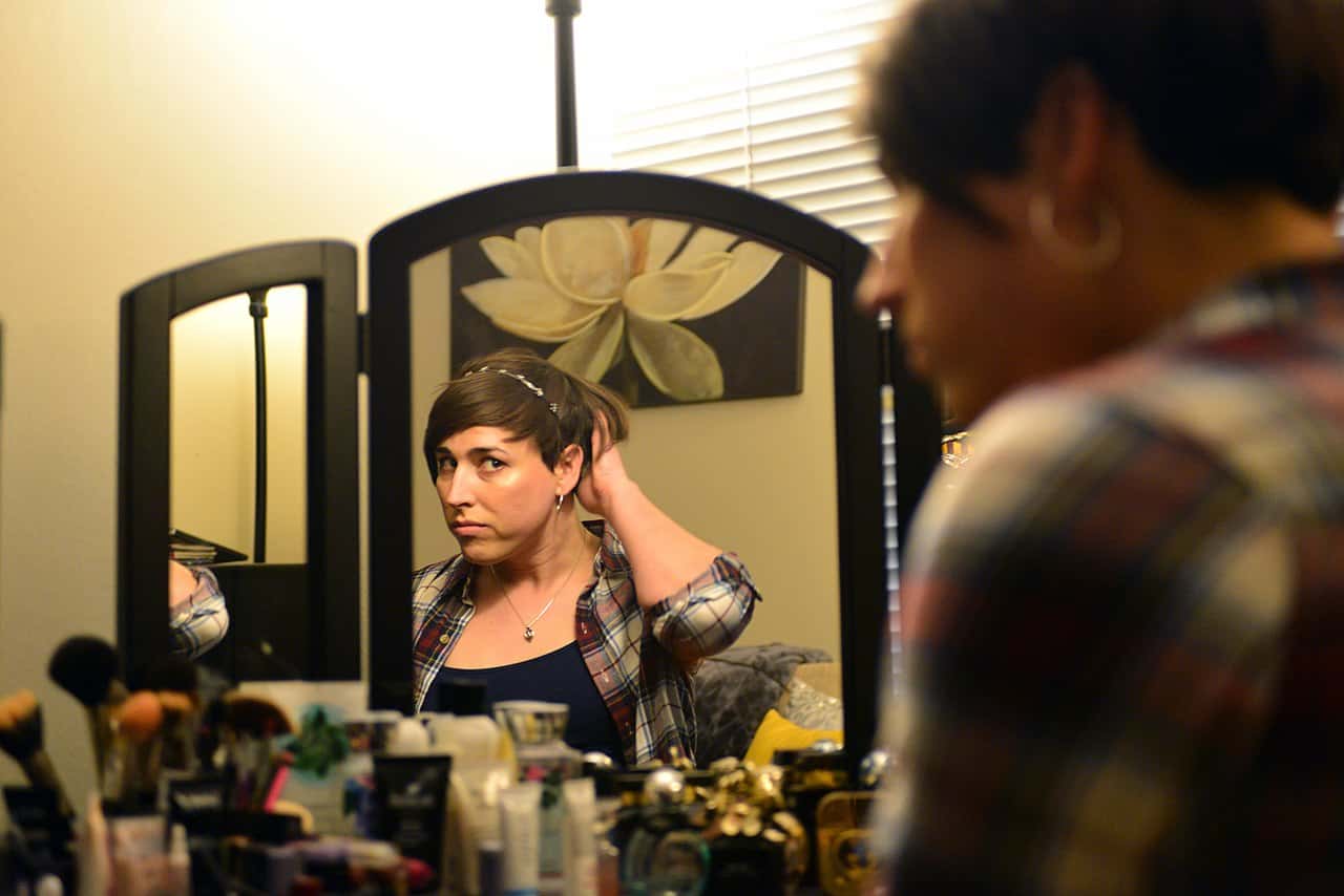 1280px-Woman_in_mirror