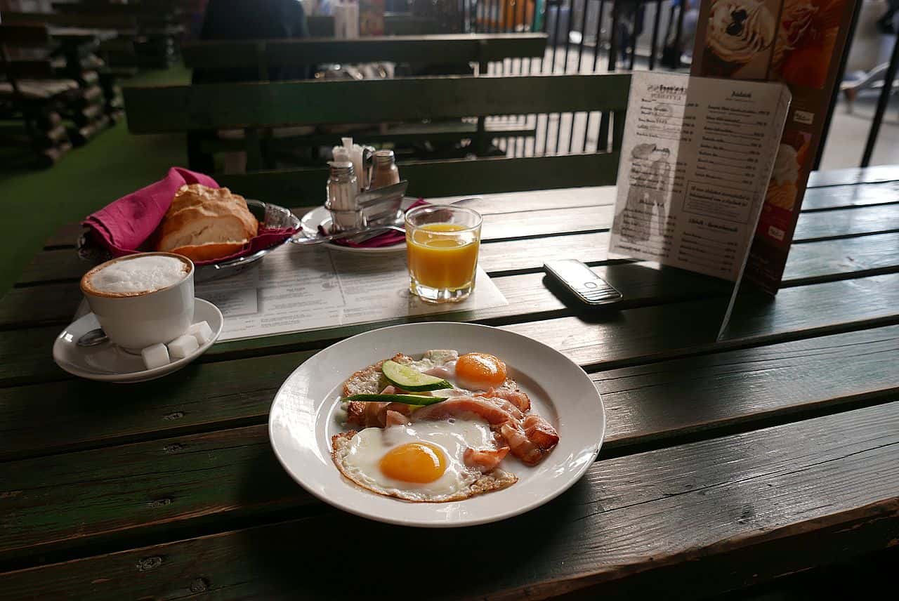 15_Bacon_and_eggs_at_Budapest-Keleti_140916