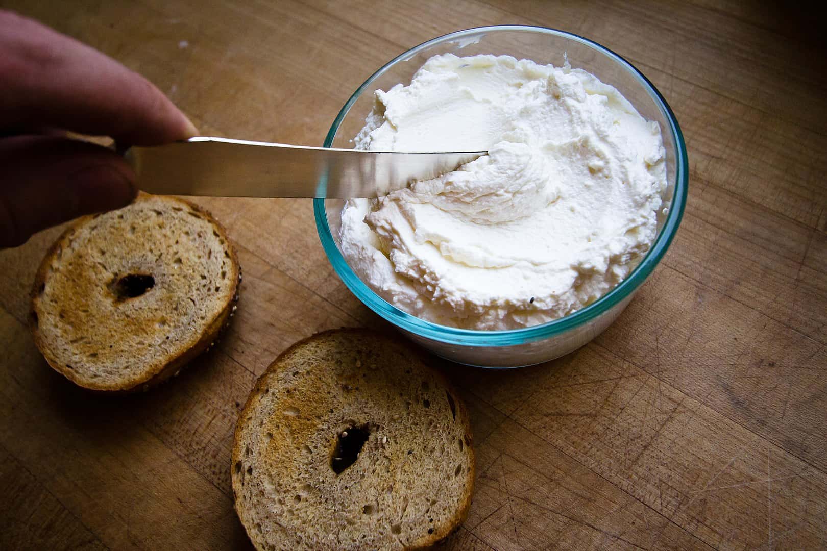 1620px-Toasted_bagel_with_cream_cheese