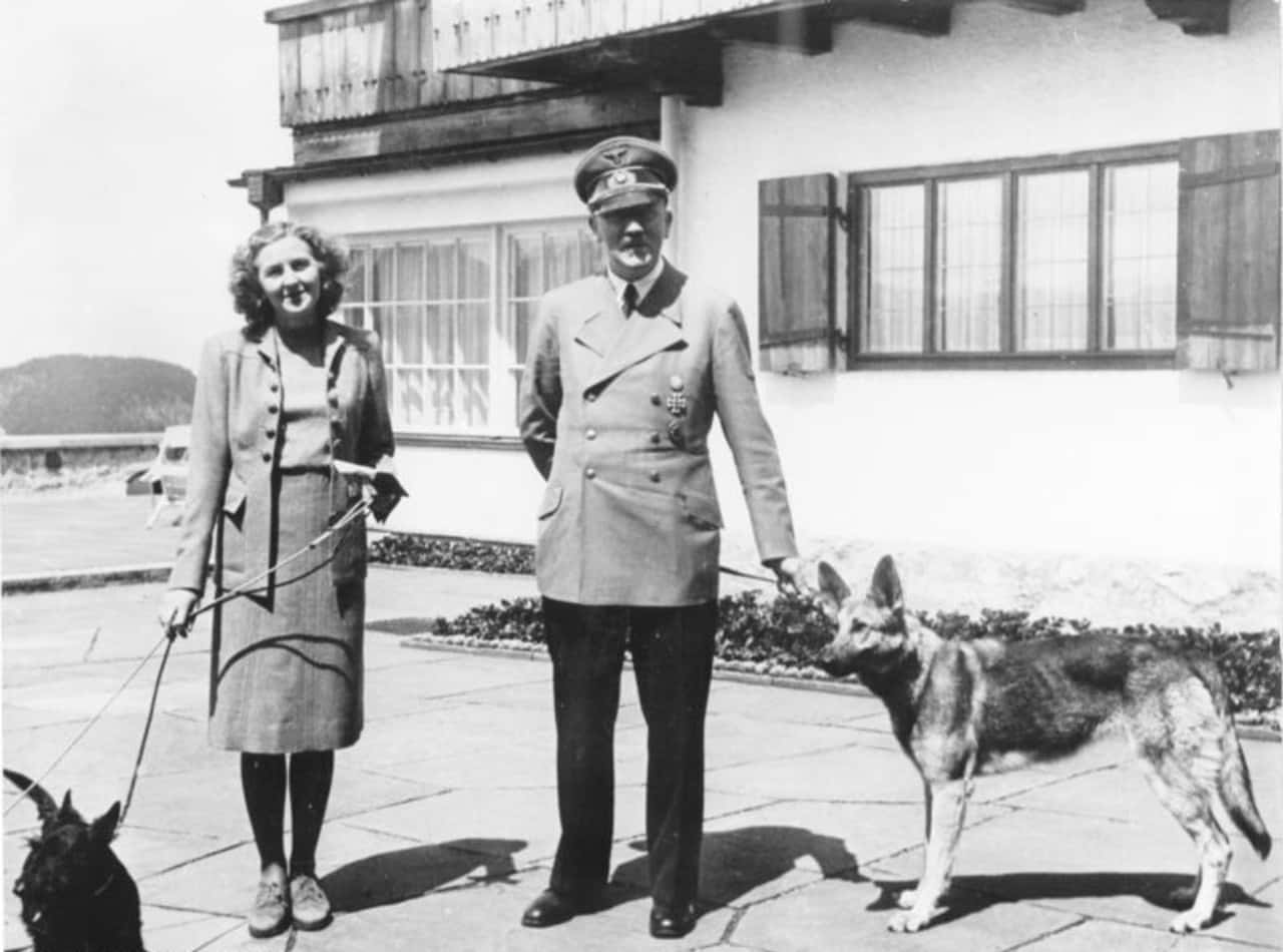 Bundesarchiv_B_145_Bild-F051673-0059,_Adolf_Hitler_und_Eva_Braun_auf_dem_Berghof