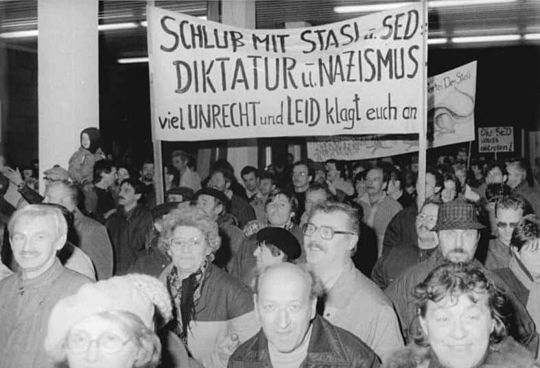 Berlin, Stürmung Stasi-Zentrale