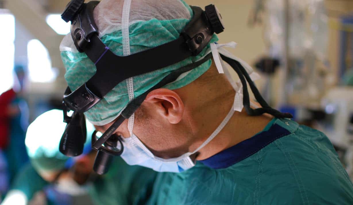 Cardiac_surgeon_wearing_loupes