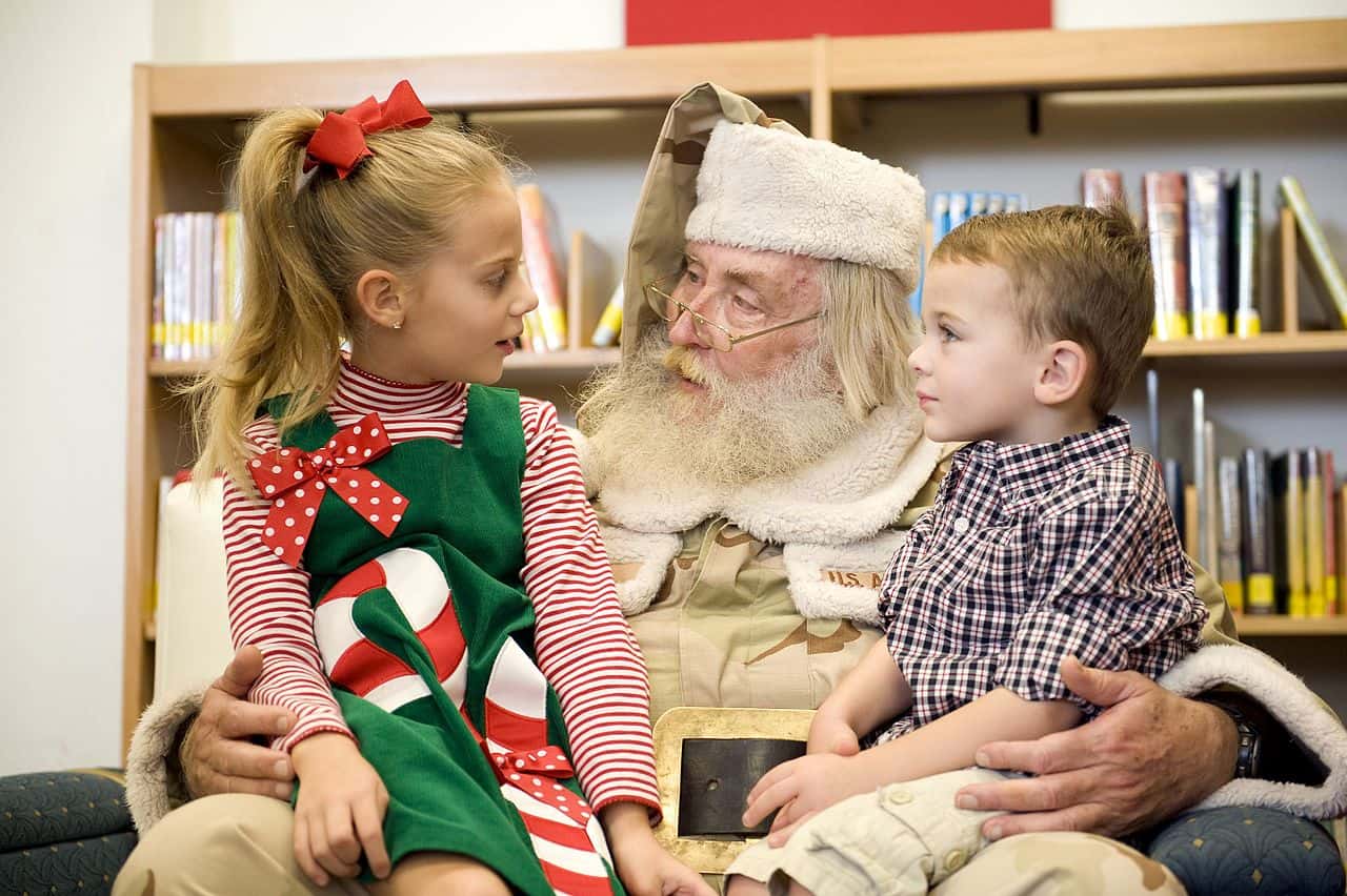 Commando_Santa_visits_the_Hurlburt_Field_library_(Image_3_of_4)_(8246624685)