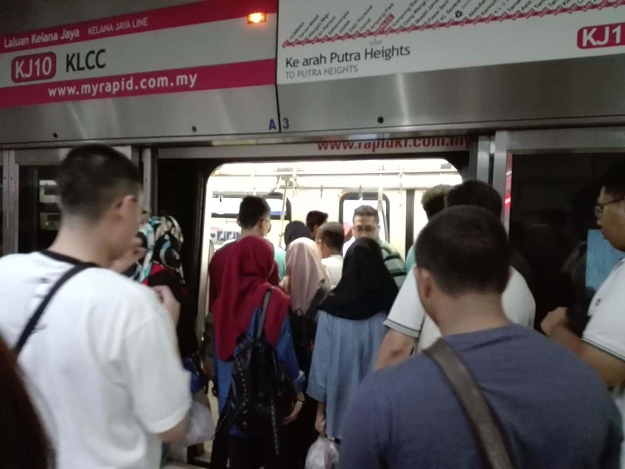 People_entering_a_rapid_transit_train