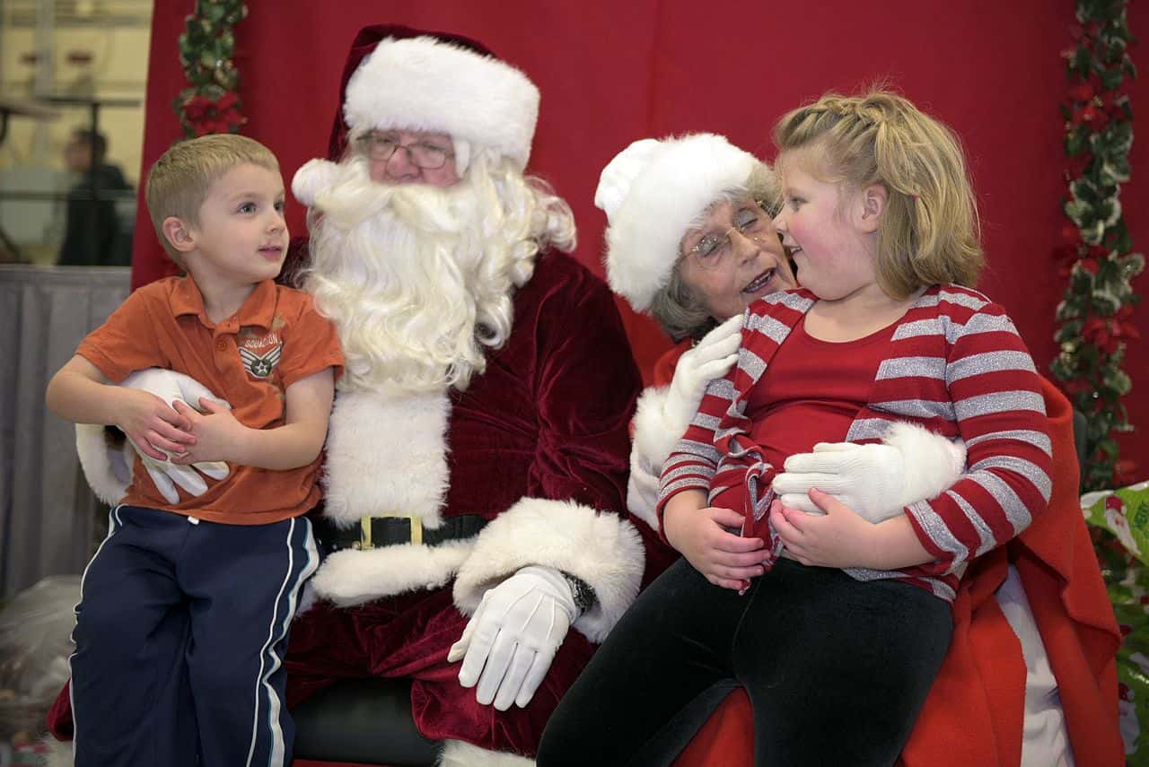 Peoria_Air_Guard_family_celebrates_holidays_together_161203-Z-EU280-2249