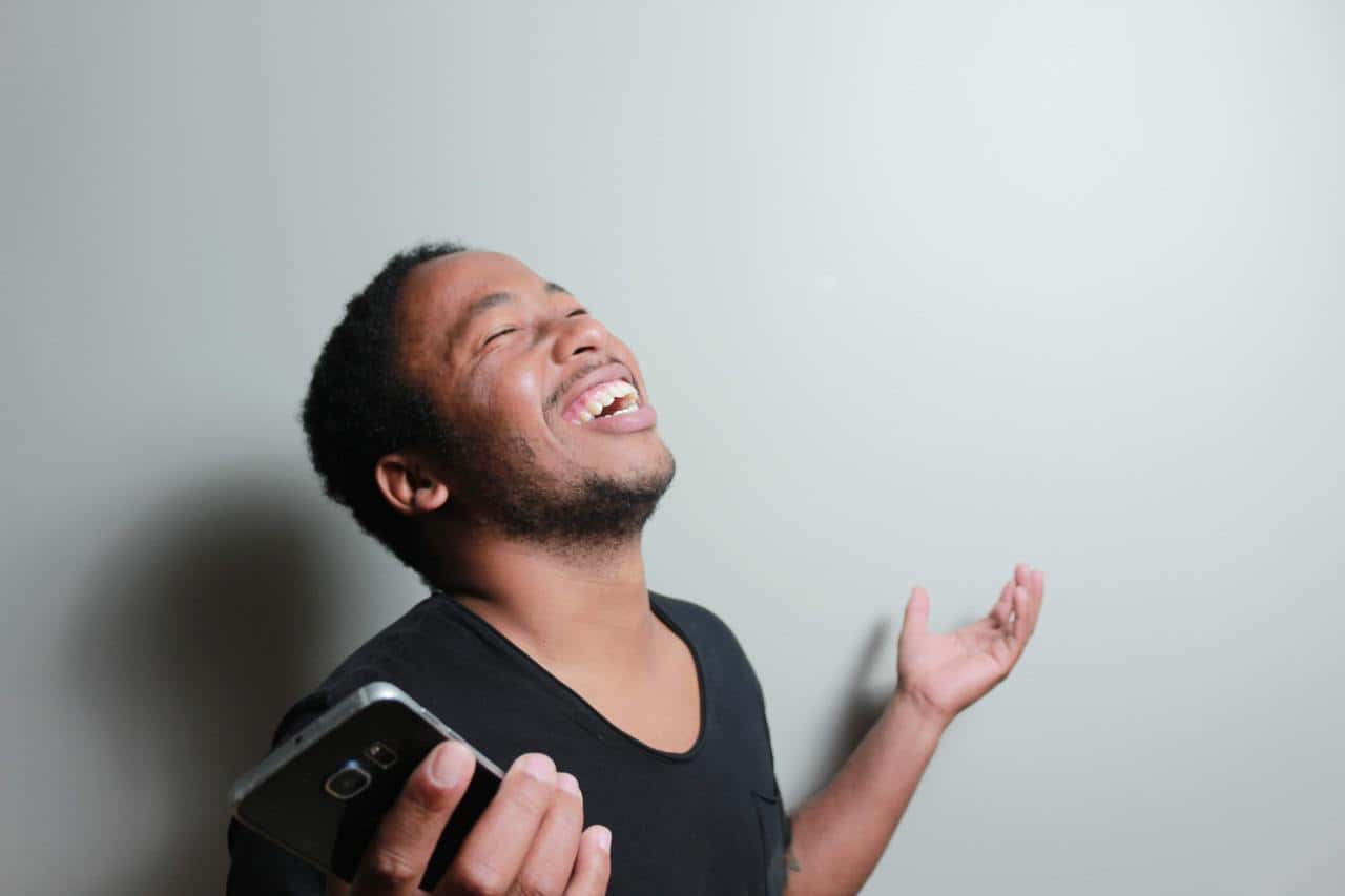 adult-beard-cellphone-face-facial-expression-guy-1561493-pxhere.com