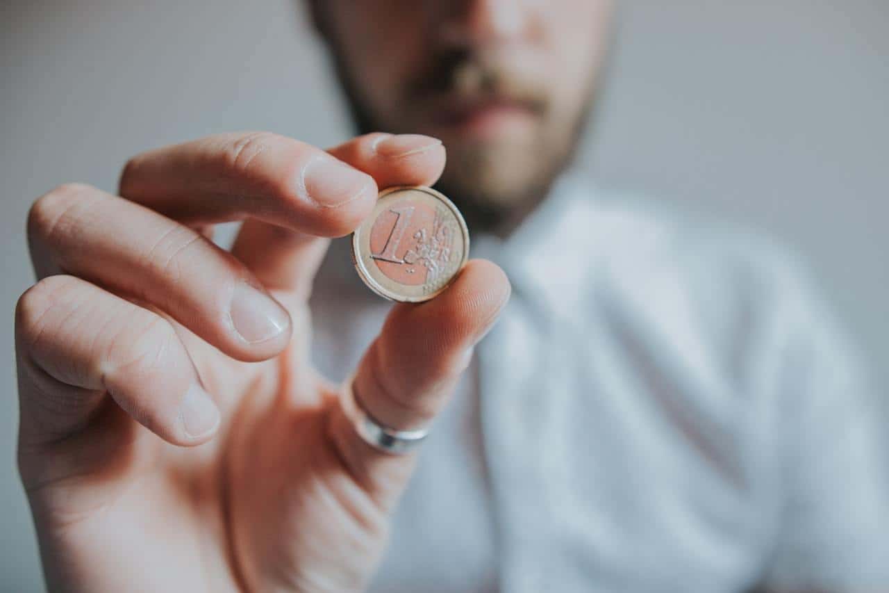 beard-blurred-background-close-up-coin-currency-euro-1529961-pxhere.com