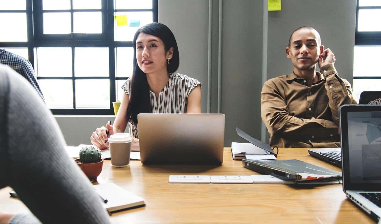 beautiful-brainstorming-businesswoman-colleagues-computer-desk-1530735-pxhere.com