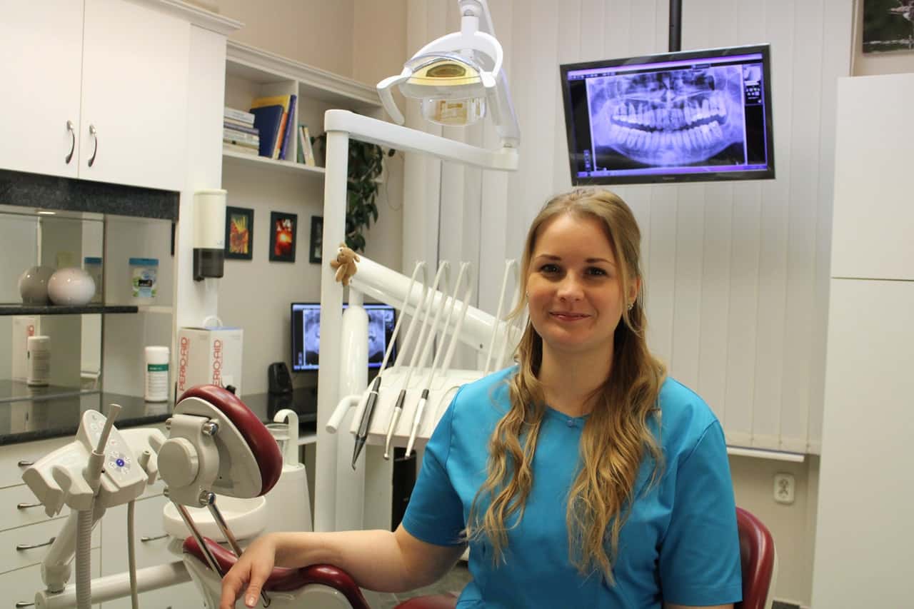 beautiful-eyes-dentist-dentist-s-office-dentist-s-surgery-1864839