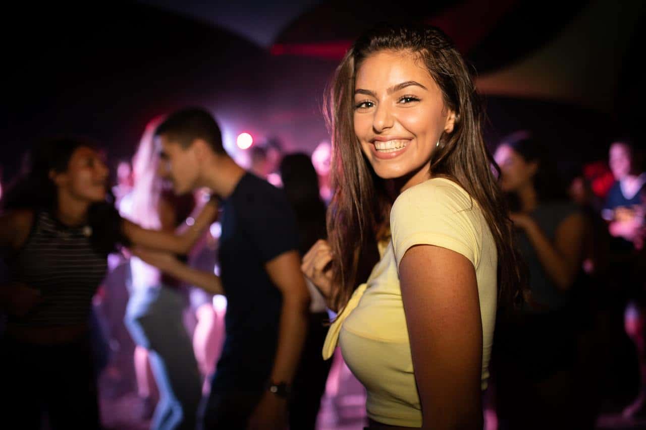 blurred-background-close-up-club-crowd-dance-dancing-1562271-pxhere.com