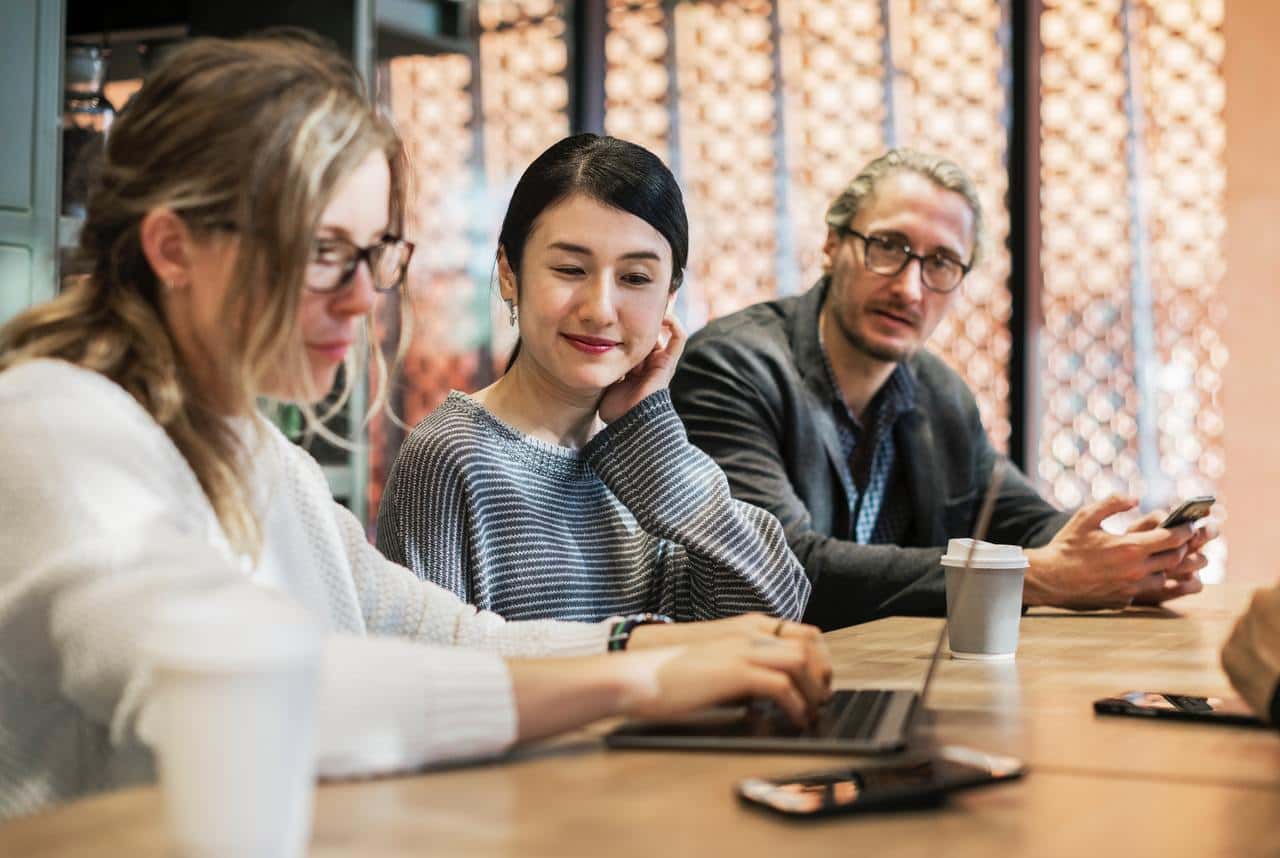 blurred-background-colleagues-digital-device-discussing-eyewear-facial-expression-1536115-pxhere.com