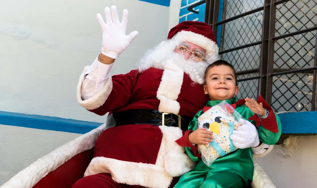 boy-christmas-christmas-present-santa-claus-1954900