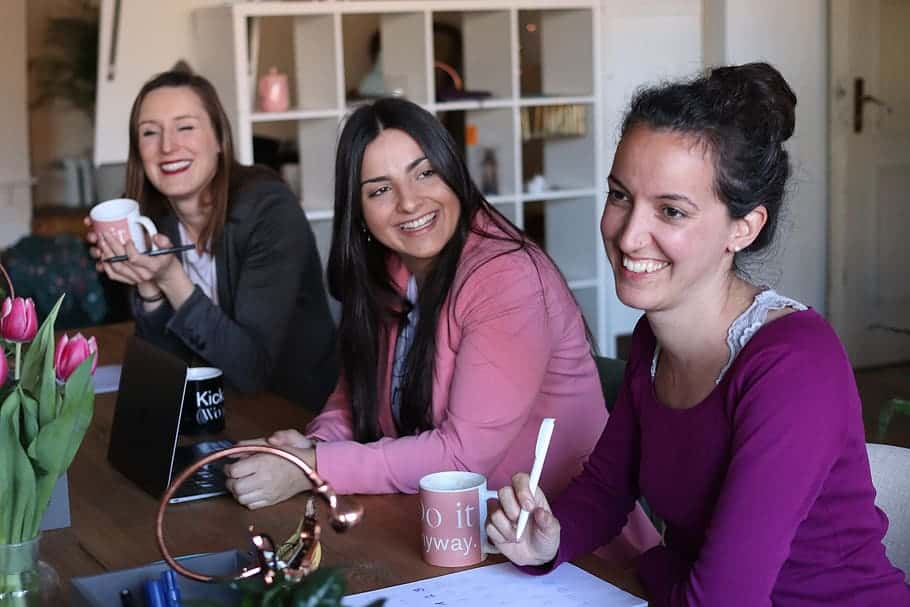 business-women-coworkers-coworking-facial-expression