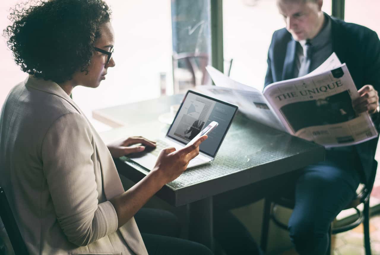 businesswoman-cafe-communication-computer-concentrated-connection-1435853-pxhere.com