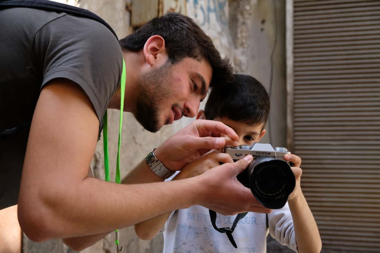 camera-child-children-help-man-photographer-1443865-pxhere.com
