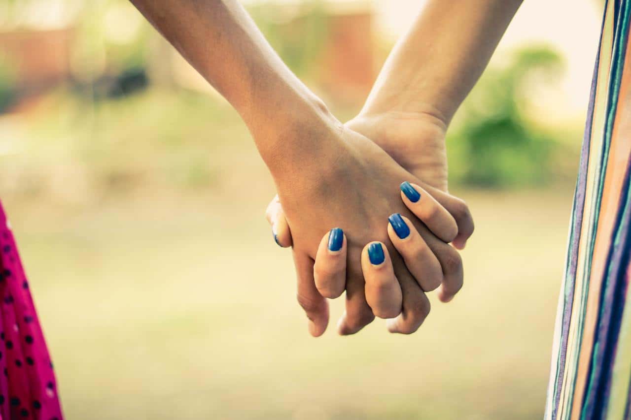 connection-girls-hands-holding-hands-people-1510681-pxhere.com