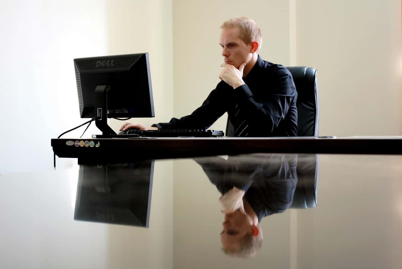 desk-computer-work-man-working-keyboard-1178924-pxhere.com