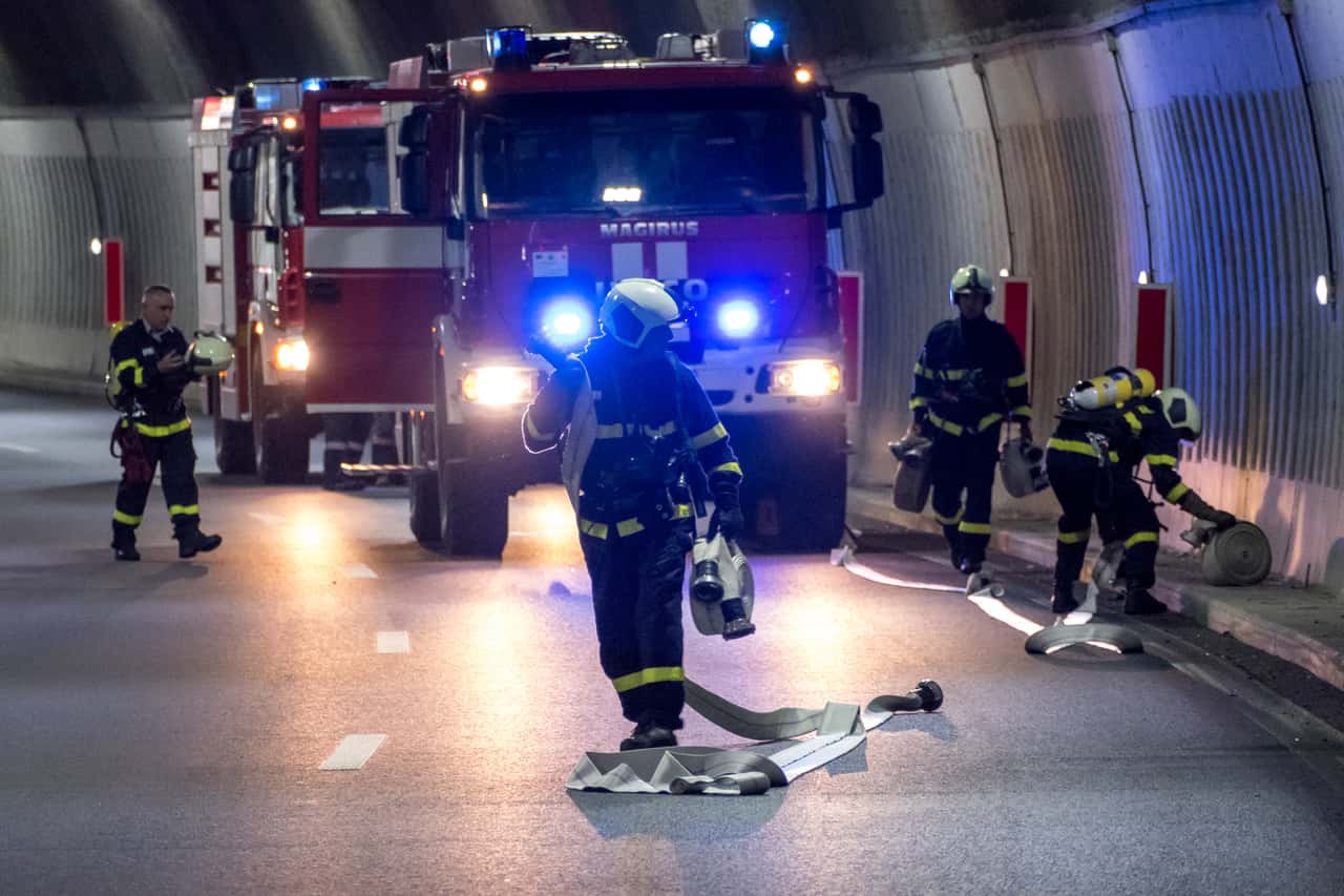 fire-firefighters-tunnel-emergency-service-emergency-fire-department-1593183-pxhere.com