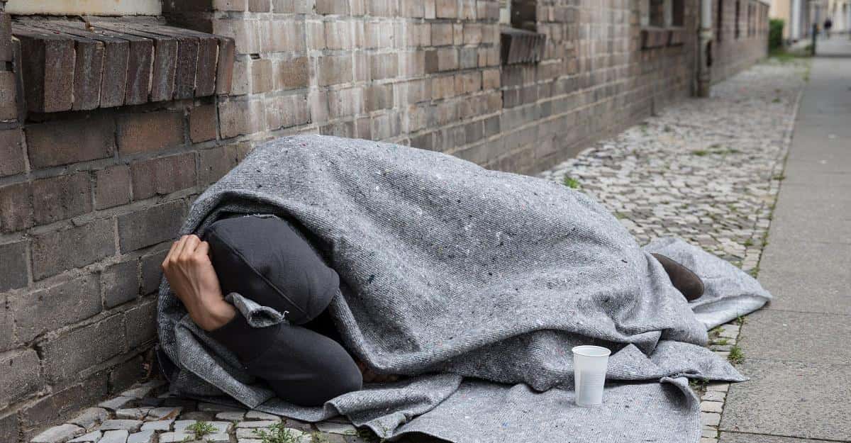 People Who Experienced Homelessness Share What Their First Night Without A Home Was Like