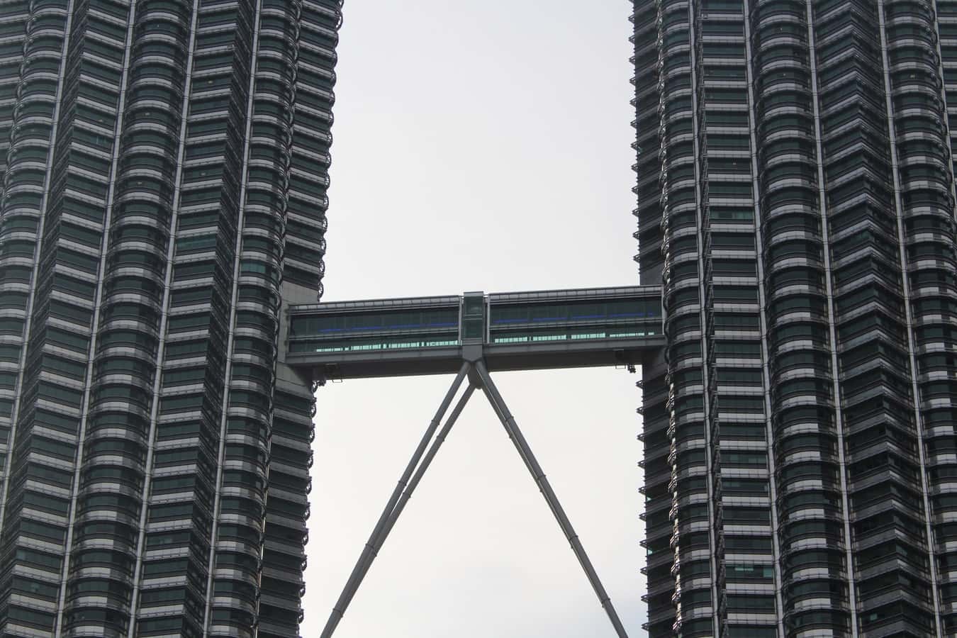 photo-1533143451526-1c79be457f78