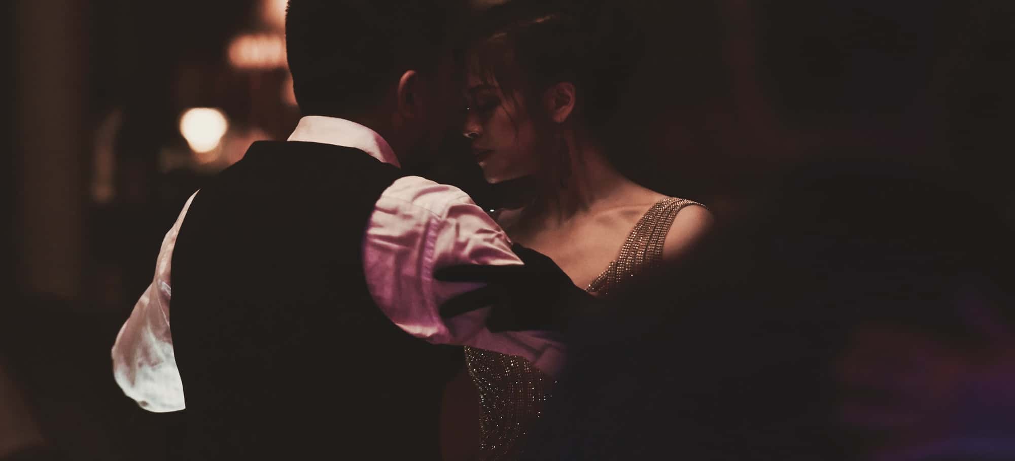 photo-1542401520-180a59daad21