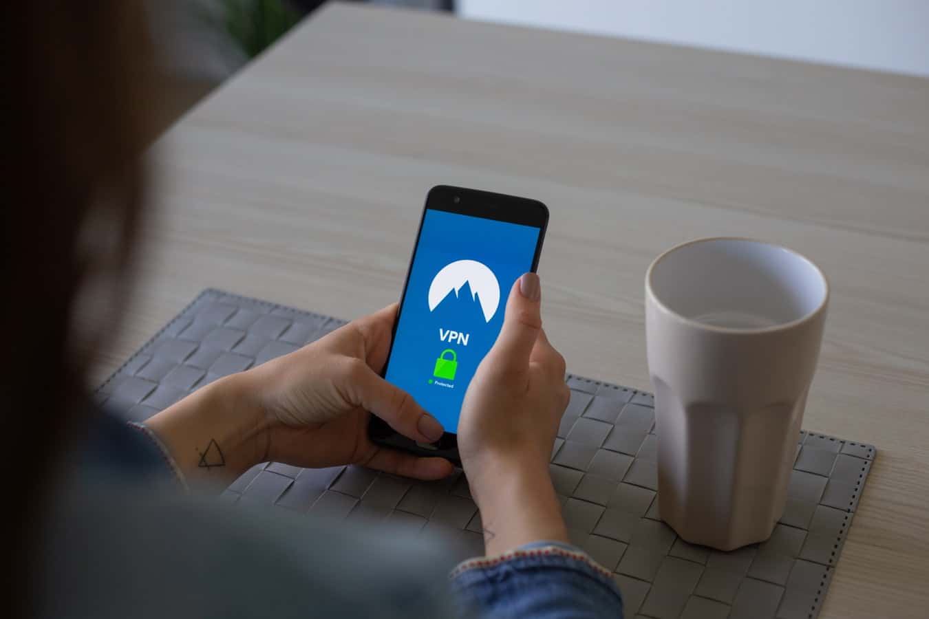 photo-1560257354-b6d45f4badf0