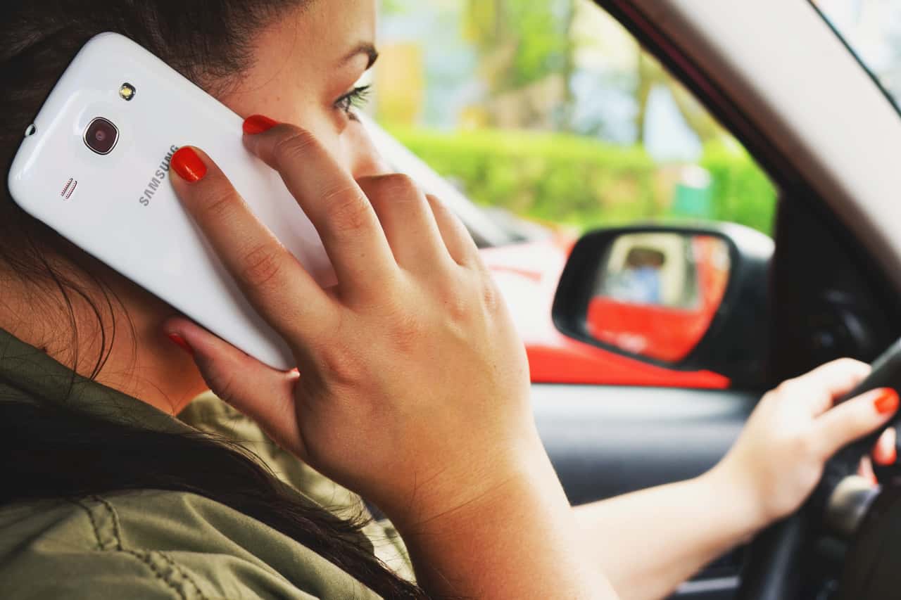smartphone-hand-person-girl-woman-car-976805-pxhere.com