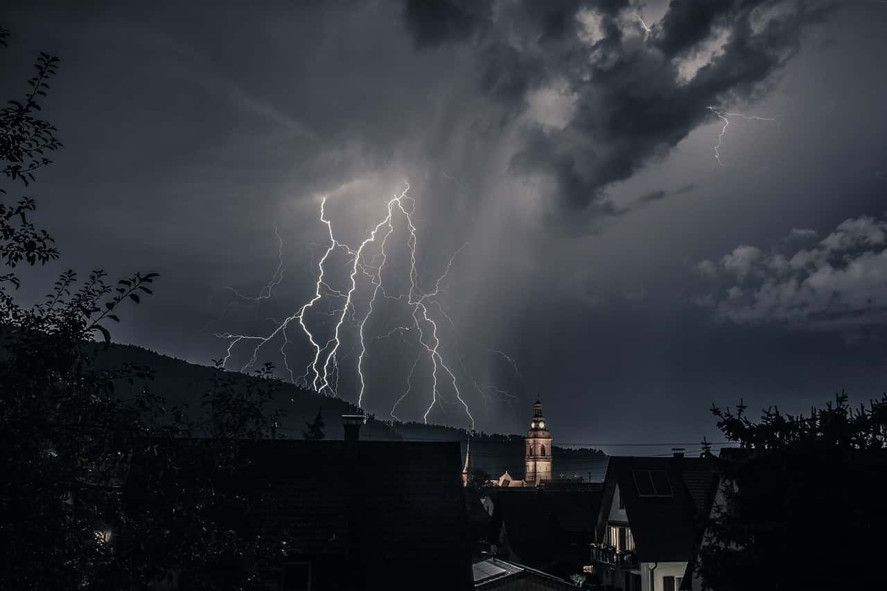 thunderstorm-3691988_1280